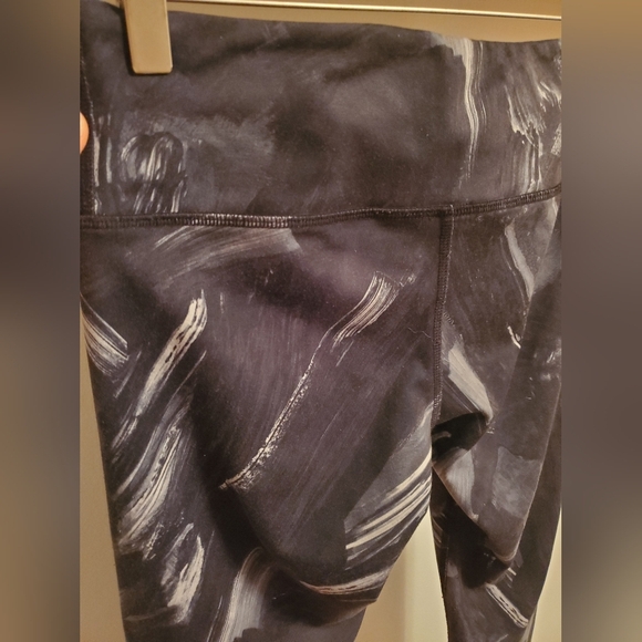 Alo Yoga Paint Stroke / Airbrush full leggings. Black, gray and white. Size S. - Picture 7 of 12
